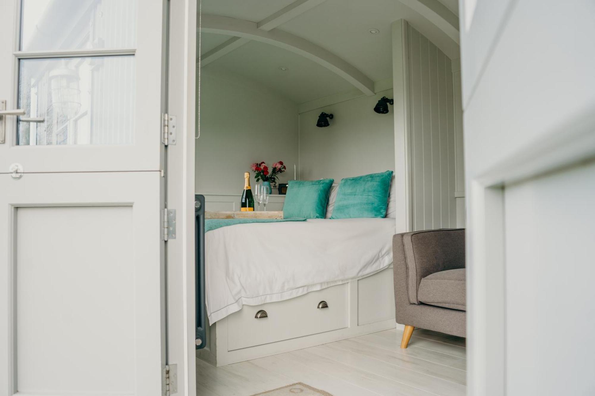 Blatchford Briar - Award Winning Private Shephards Huts With Their Own Secluded Hot Tubs Milton Abbot Extérieur photo